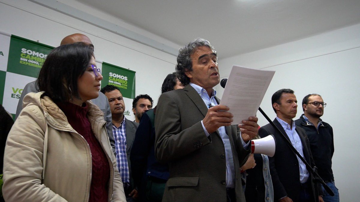 Mi decisión es clara y contundente: SEGUIMOS HASTA EL FINAL. Yo no estoy acá como candidato a la Presidencia por la vanidad del poder, por un puesto, ni para negociar unas cuotas. Estamos acá porque creemos que nuestro proyecto es UNA REVOLUCION QUE TRANSFORMARÁ al país.