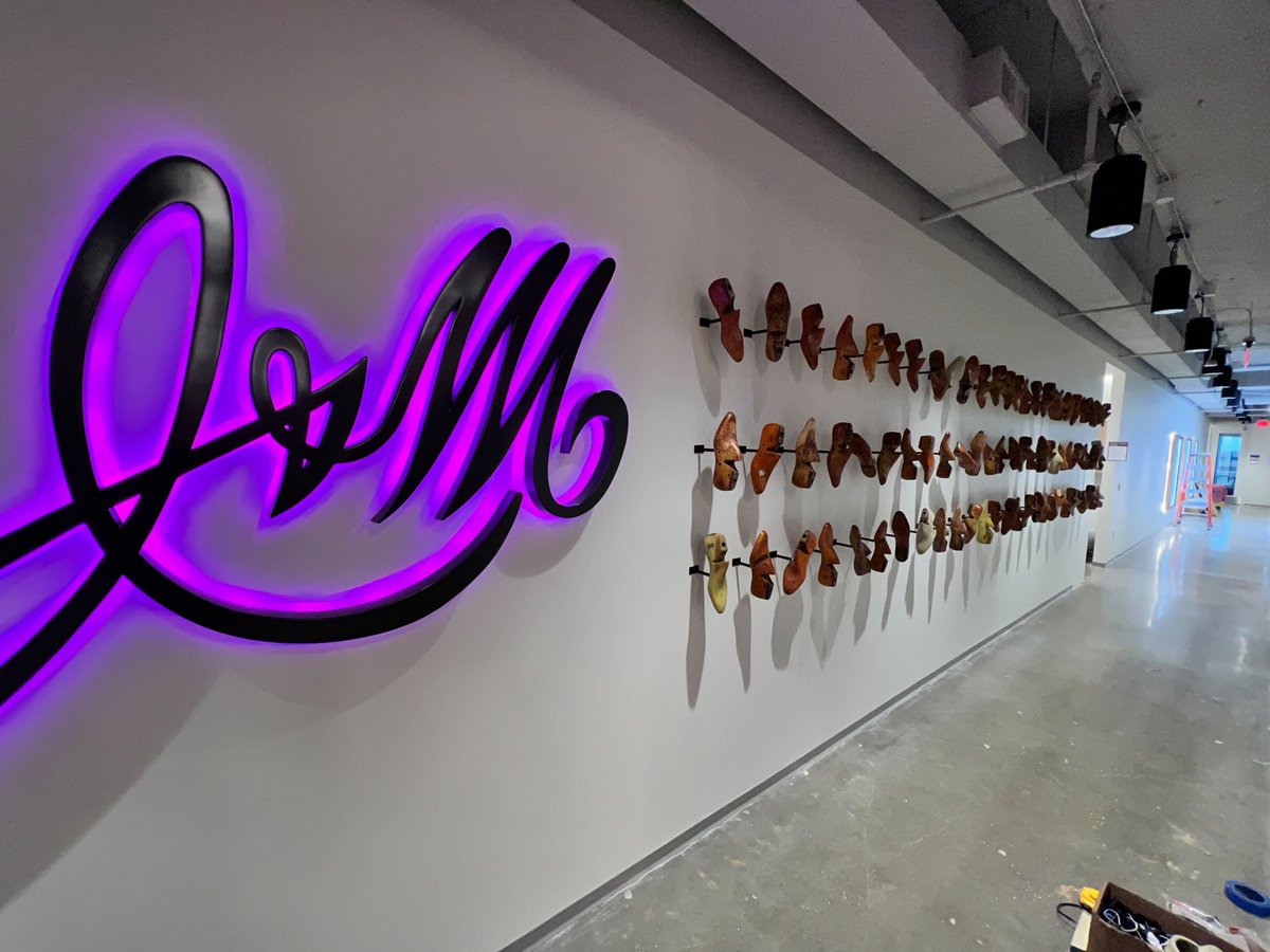 Genesco_Inc's tweet photo. A peek inside our new 535 offices! Capturing Genesco's spirit through works of art of our iconic brands &amp; building the excitement for our future. Thank you to Attagirl Brands &amp; Nashville artists for creating incredible art for 535! 💙 #footwearfocused #genesco #genescocares https://t.co/UvOiOwdrcA
