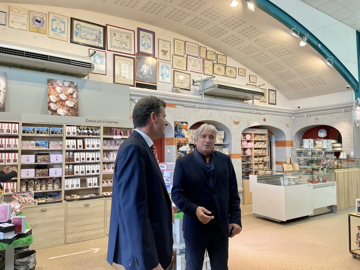 AmbSuisseParis's tweet image. Visite de la @Maison_F_Miot, reconnue pour l’excellence de sa fabrication et de son savoir-faire de confiseur et chocolatier. 
Rencontre avec son PDG Jean Othax, maire d’#UZOS, @GaboritLaetitia, #MOF et Céline Fratini de la @CCIPauBearn.