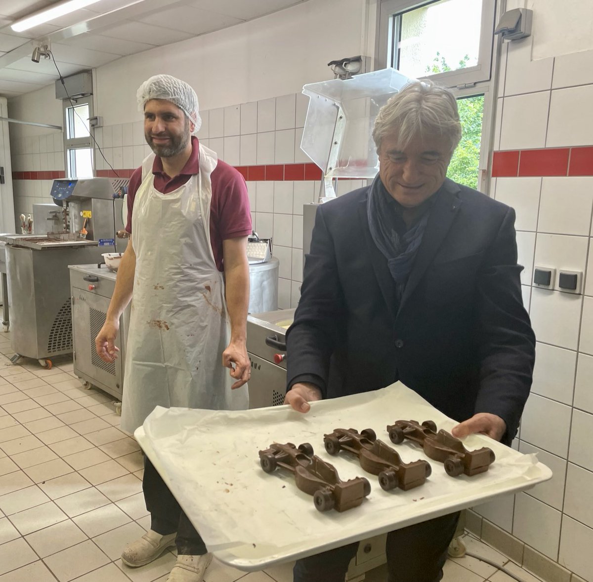 AmbSuisseParis's tweet image. Visite de la @Maison_F_Miot, reconnue pour l’excellence de sa fabrication et de son savoir-faire de confiseur et chocolatier. 
Rencontre avec son PDG Jean Othax, maire d’#UZOS, @GaboritLaetitia, #MOF et Céline Fratini de la @CCIPauBearn.
