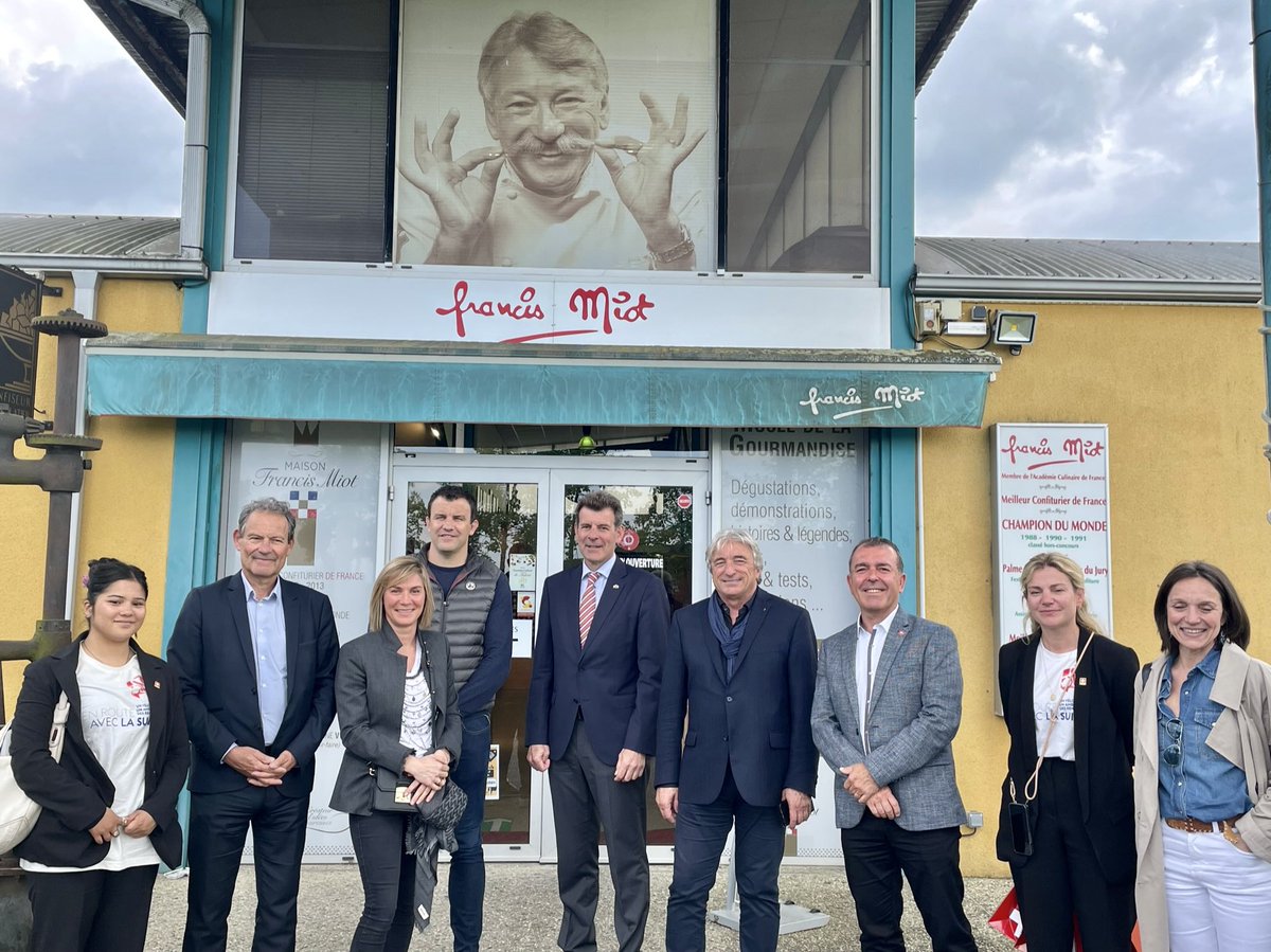 AmbSuisseParis's tweet image. Visite de la @Maison_F_Miot, reconnue pour l’excellence de sa fabrication et de son savoir-faire de confiseur et chocolatier. 
Rencontre avec son PDG Jean Othax, maire d’#UZOS, @GaboritLaetitia, #MOF et Céline Fratini de la @CCIPauBearn.