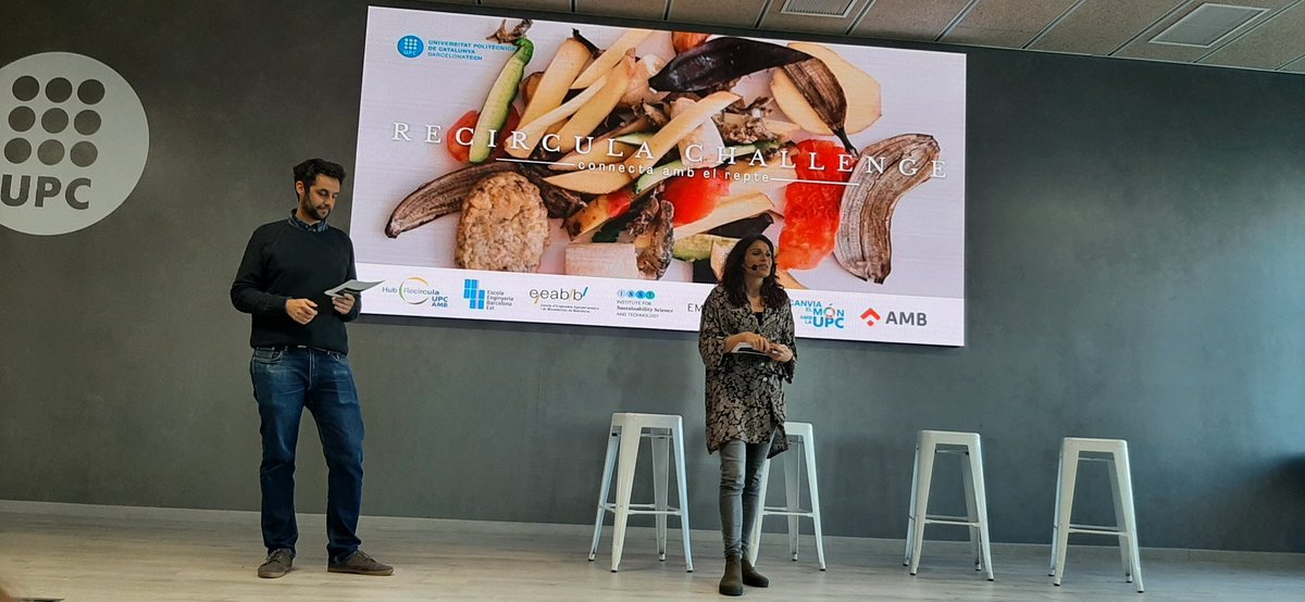 Comença la gala final del #RecirculaChallenge2022 ♻️, presentada per Isabel García, membre de #Pulmonsdebarri, i <a href="/josocsimo/">Joan Simó</a>, coordinador de l'àmbit agroalimentari de <a href="/la_UPC/">Universitat Politècnica de Catalunya (UPC)</a> 

Benvingudes i benvinguts!