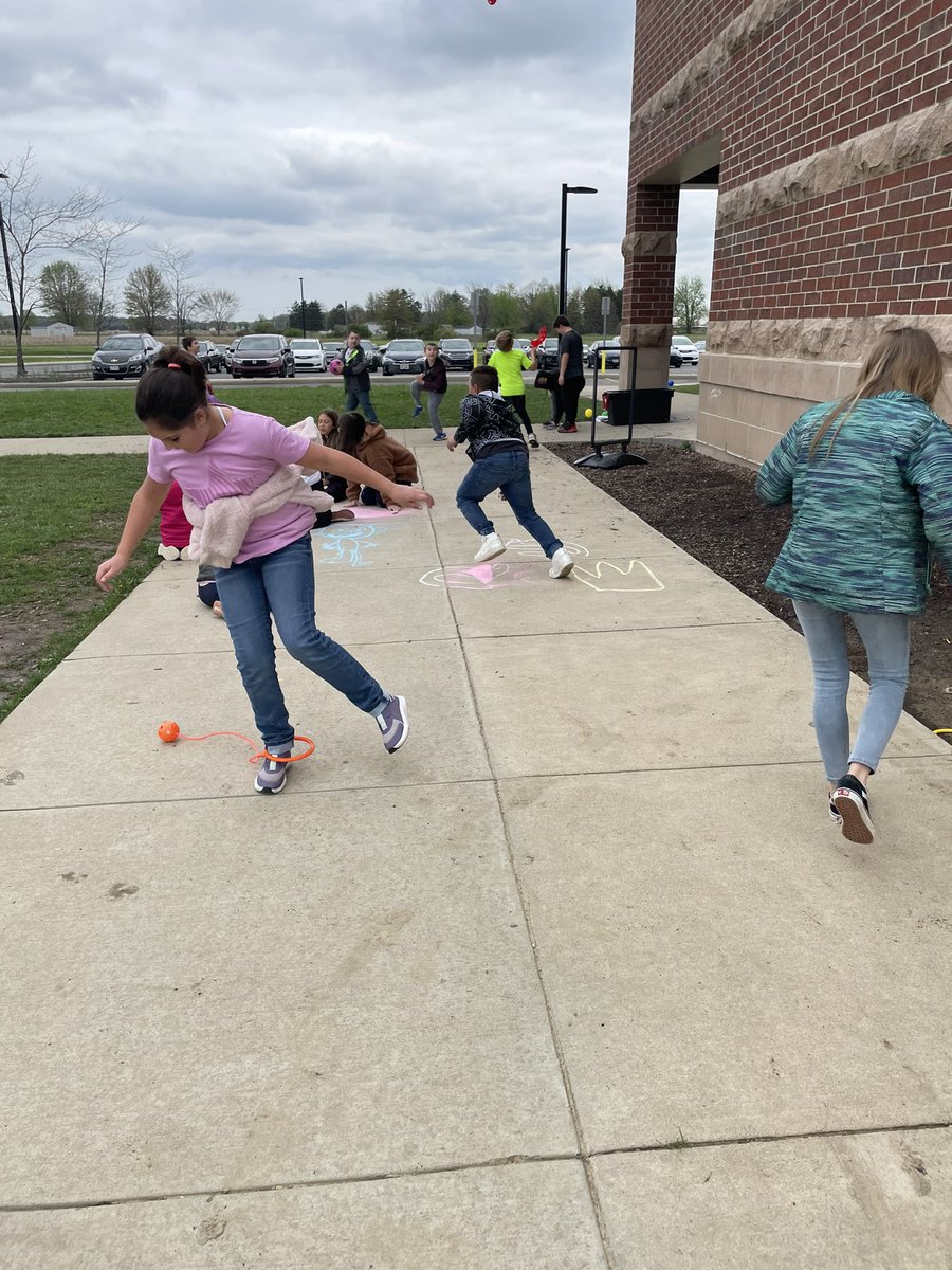MrsArtrip's tweet photo. Thanks @pta_kes for the new playground toys for recess! The kids loved them!! https://t.co/J3dANpIyIu