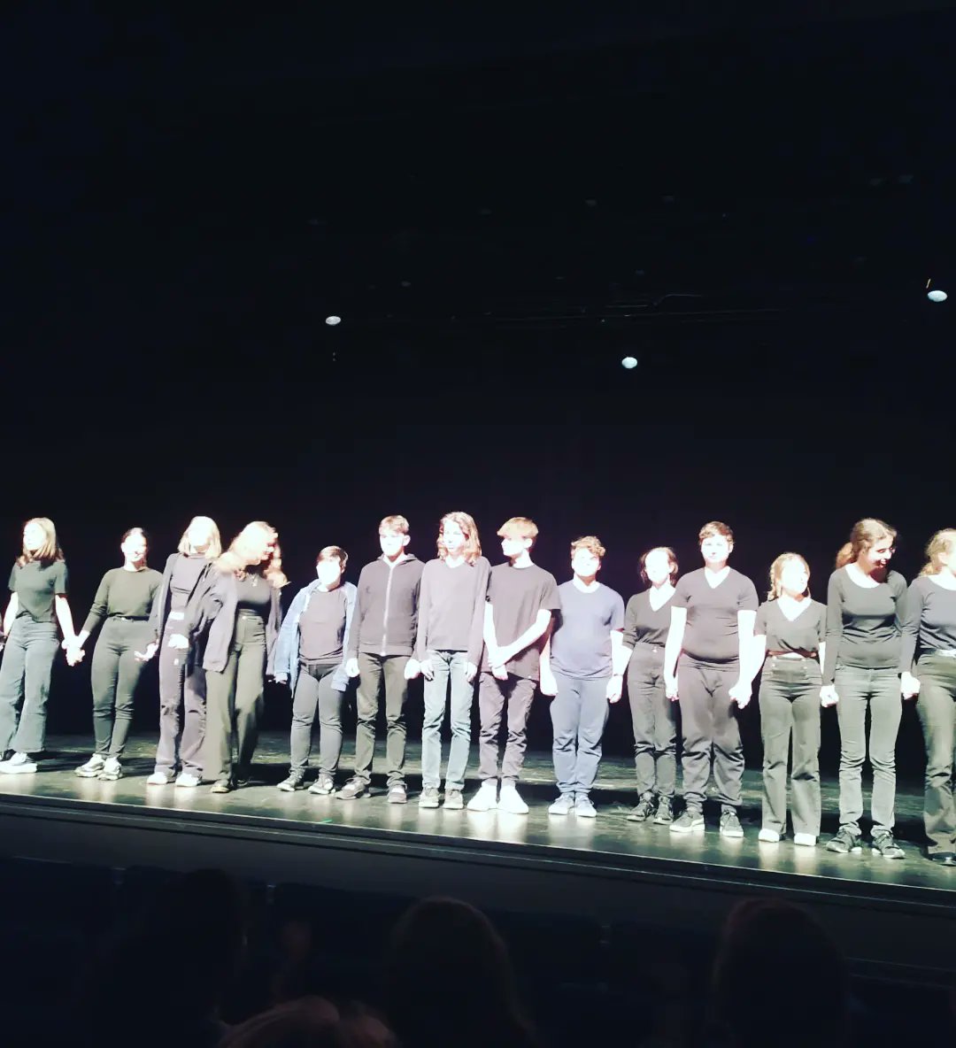 PoignantV's tweet photo. Très belle soirée au #TMC grâce aux élèves de l'option théâtre du #lyceelebrun avec une restitution du travail réalisé avec @Isabellequantin, #Vincentpoirier (Cie #DODEKA ) et leur enseignante.
Avec des extraits de "Tout le monde veut vivre" de Levin et "Quai Ouest" de Koltès. 👏 https://t.co/VivpFH0TGQ