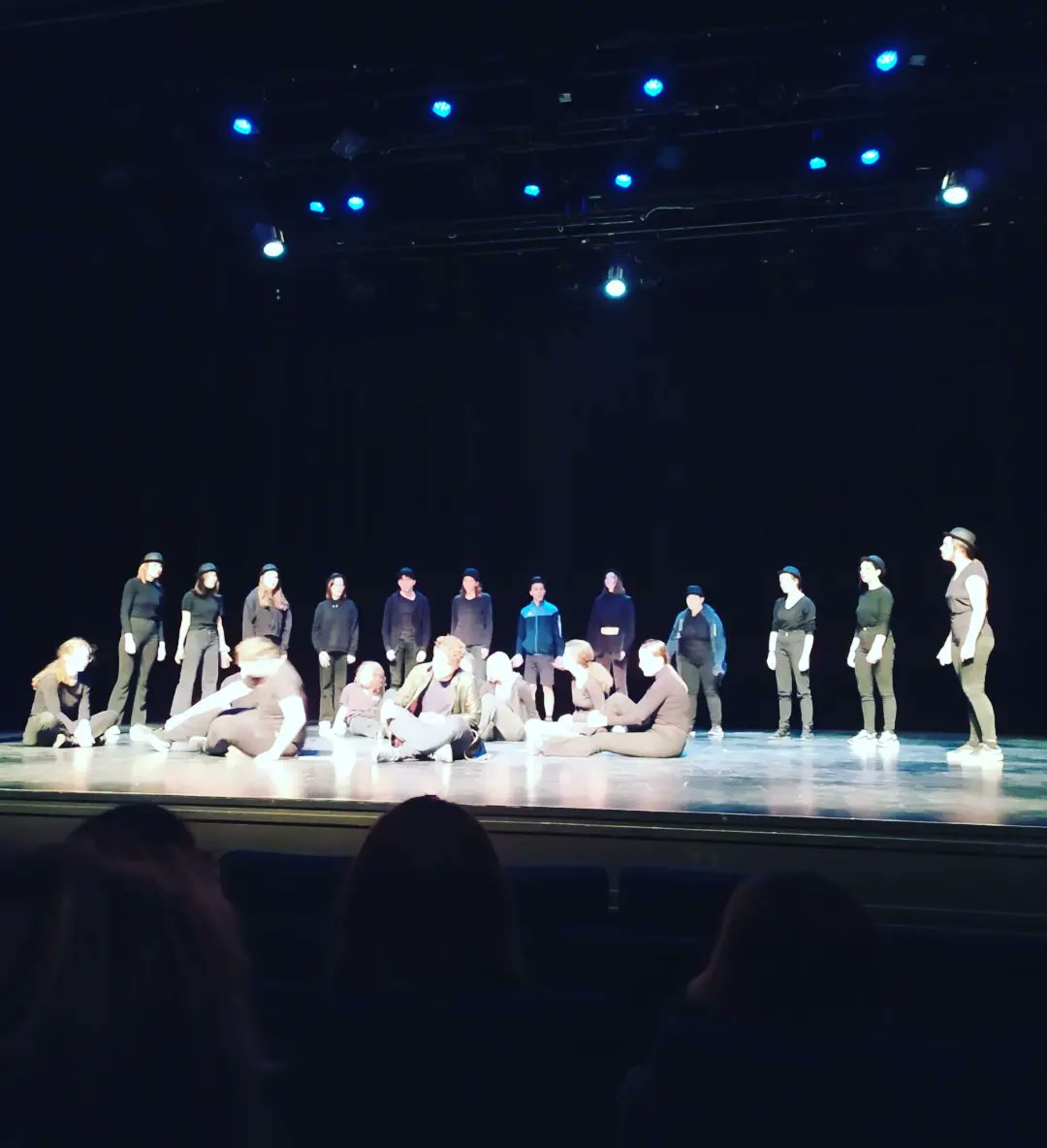 PoignantV's tweet photo. Très belle soirée au #TMC grâce aux élèves de l'option théâtre du #lyceelebrun avec une restitution du travail réalisé avec @Isabellequantin, #Vincentpoirier (Cie #DODEKA ) et leur enseignante.
Avec des extraits de "Tout le monde veut vivre" de Levin et "Quai Ouest" de Koltès. 👏 https://t.co/VivpFH0TGQ
