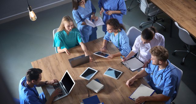 Dt_Aerzteblatt's tweet photo. Community Health Nurses sollen keine Konkurrenz zu Hausärzten sein: Berlin – Die drei Parteien der Ampelkoalition haben in ihrem Koalitionsvertrag ein neues Berufsbild „Community Health Nursing“ angekündigt. Dass… https://t.co/izarg0ysIm #Zi #Pflege #CommunityHealthNurses https://t.co/pVKKis9KHb