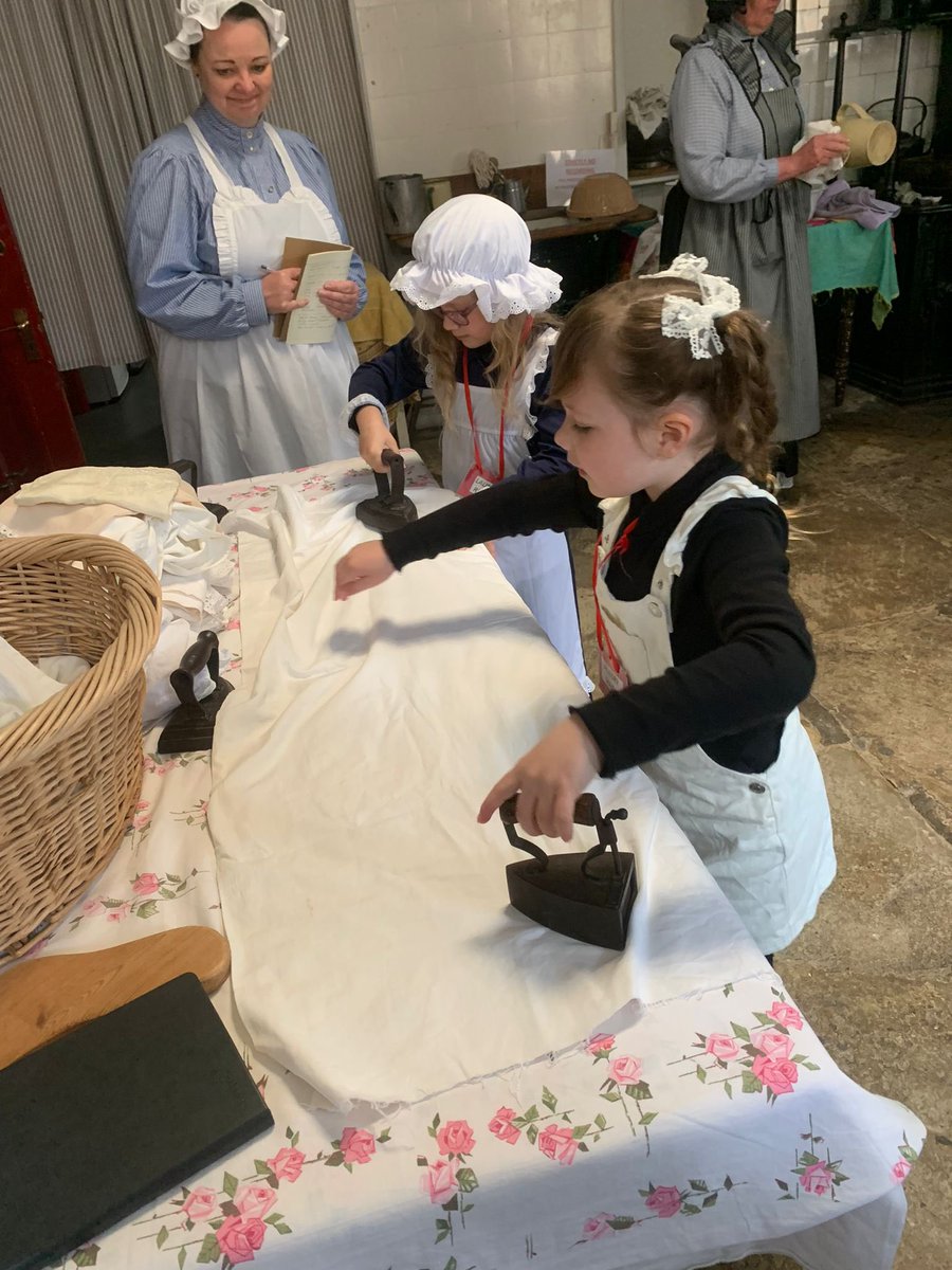 ectonacademy's tweet photo. Hedgehogs 🦔 had a wonderful trip to @HoldenbyHouse yesterday. They have not stop talking about! https://t.co/PvhL0GOYgp