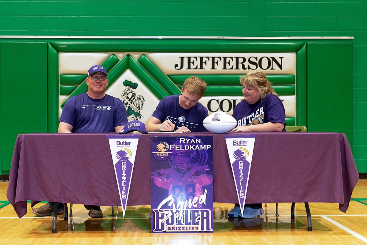 RyanFeldkamp's tweet photo. Signed!! 🟣🐻⚪️
Let’s work!! 
⁦@CoachBVignery⁩ ⁦@DallyThom23⁩ ⁦@ButlerGrizzlyFB⁩ https://t.co/cxnJXnXz8a