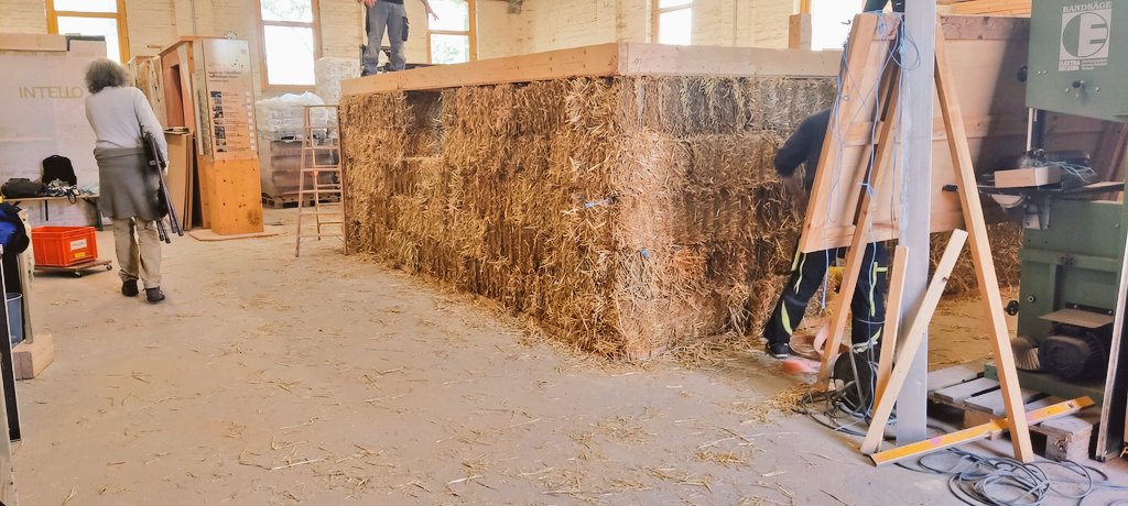 BurchertMichael's tweet photo. Lasttragende Strohballen, erprobt seit etwa 170 Jahren, sorgen in Deutschland dennoch für Erstaunen bei Fachleuten.
#NZNB #Halle57 u.a Teil der Ausbildung zur Fachkraft Strohballenbau, planen, machen, anbieten ... https://t.co/gQPPMGfdz9 https://t.co/QK3a27FdEl