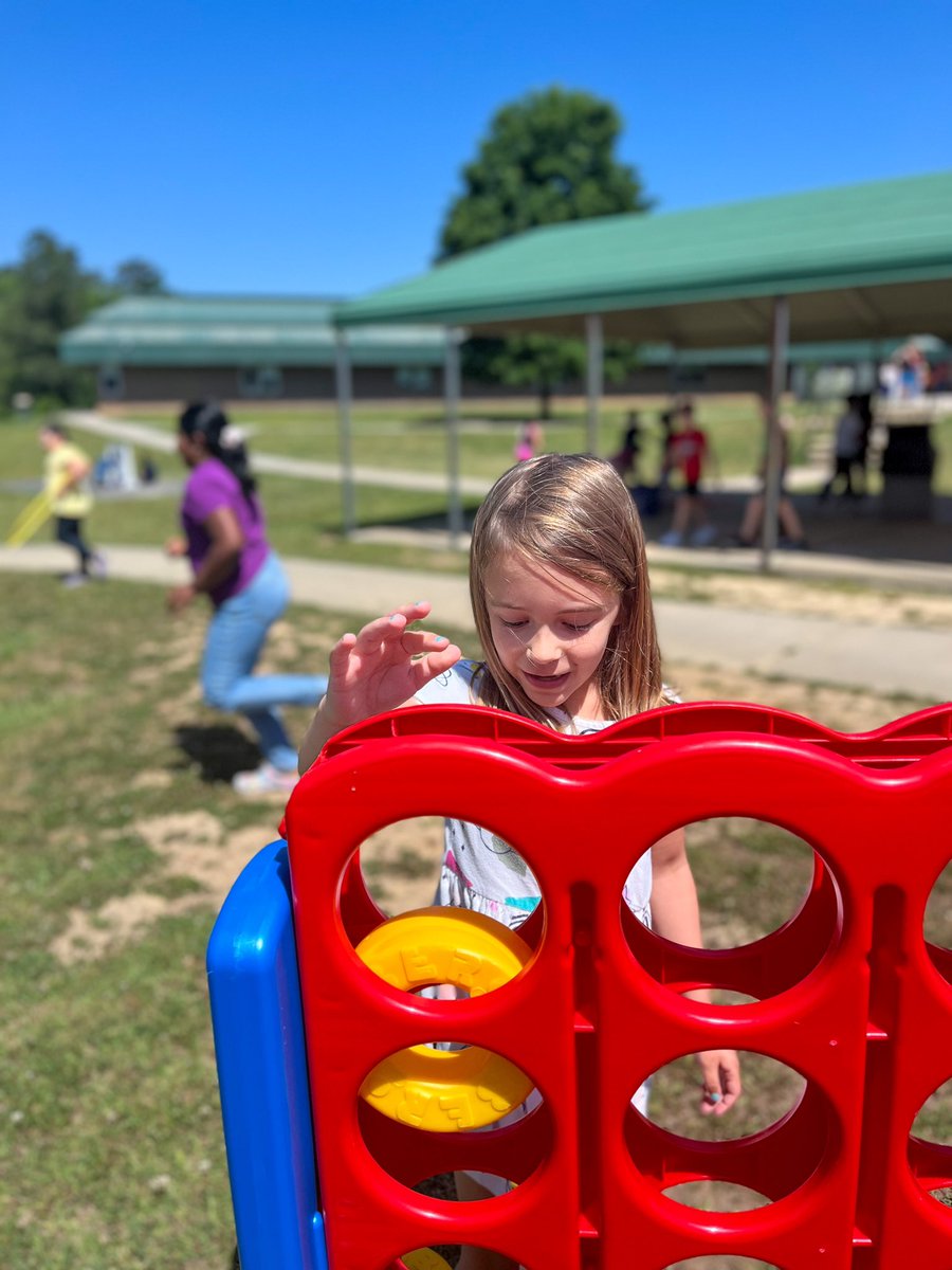 CallisonMadsen's tweet photo. 🐊⭐️Croc rockin’ recess was a success ⭐️🐊 @hecorleyelem #HECmontessori #HECLeads #montessori #teacher #teach #education #d5heartwork https://t.co/7tJ2De3WMI