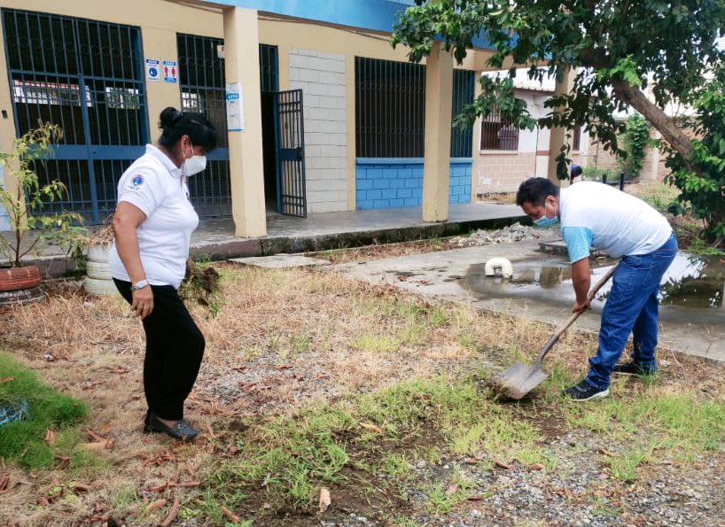 En la Unidad Educativa Enrique Mora Sares del distrito Machala, se efectúan  mingas limpieza y adecentamiento de la institución, previo al retorno de los estudiantes a clases presenciales. 

#MingaPorLaEducación