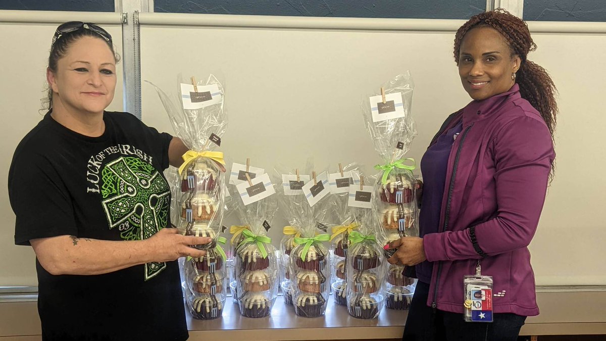 mrs_rpaul's tweet photo. Grateful for our #smallbutmightyPTO for @nothingbundt cakes and our @PIEwfisd partners New Hope Presbyterian for Casa Manaña lunch today during #TeacherAppreciationWeek @haynes_nwa ! #eatdessertfirst ! @wfisdschools #iamwfisd #growingHaynes #beepbeep  @TristanBrowne https://t.co/Jo4UOV0ErG