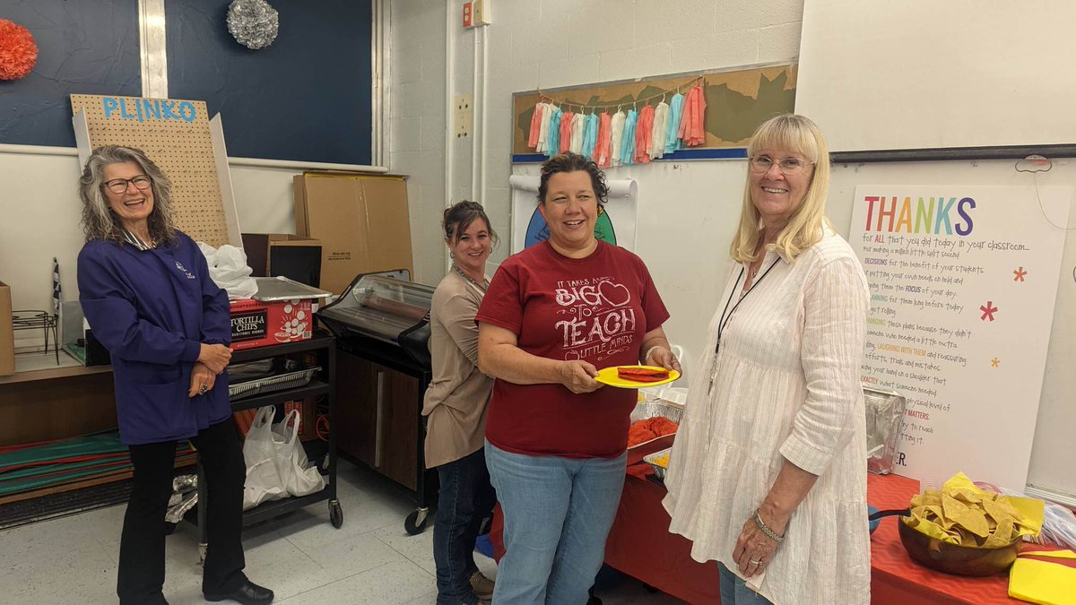 mrs_rpaul's tweet photo. Grateful for our #smallbutmightyPTO for @nothingbundt cakes and our @PIEwfisd partners New Hope Presbyterian for Casa Manaña lunch today during #TeacherAppreciationWeek @haynes_nwa ! #eatdessertfirst ! @wfisdschools #iamwfisd #growingHaynes #beepbeep  @TristanBrowne https://t.co/Jo4UOV0ErG