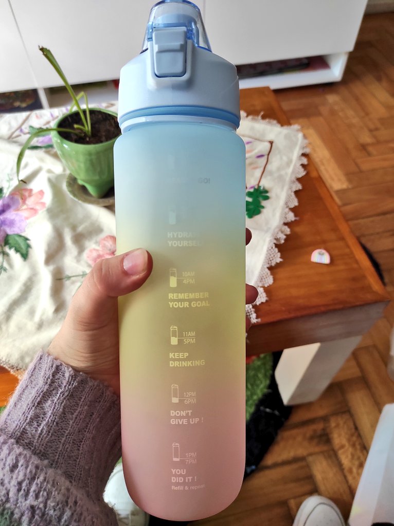 flortundis's tweet image. ALERTA CORNUDAS: Conseguí la botella de 1L que te va diciendo cuánto tomas por hora (jjj) en Cabildo y Juramento.