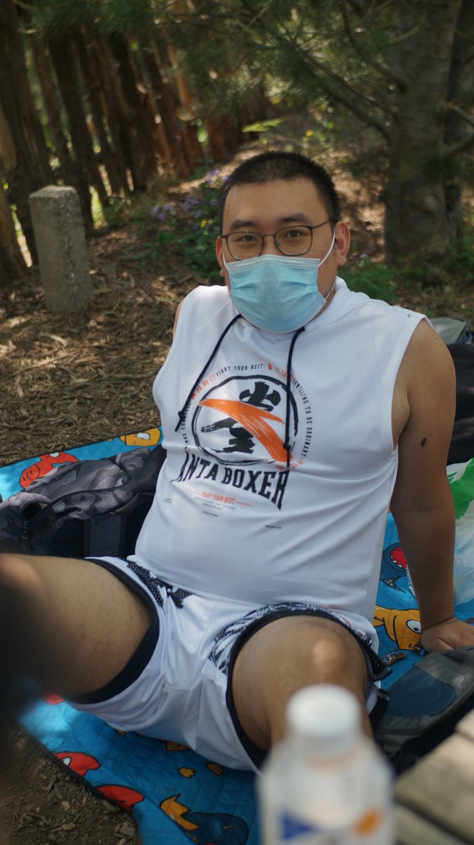 tyrannushuang's tweet photo. 奇奇怪怪的姿势被抓拍 https://t.co/AytCocCLyT