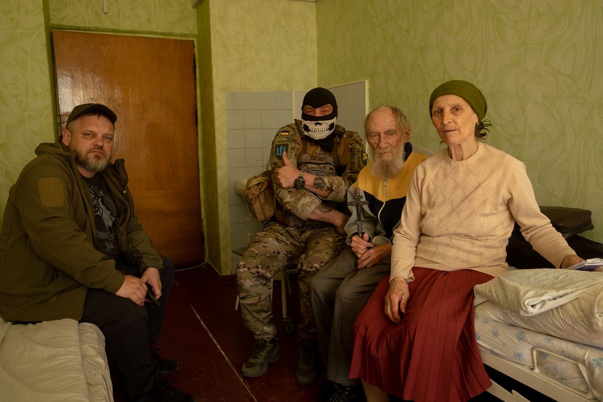Бабушка с красным флагом жива. Украинская бабушка с красным флагом. Бабушка с флагом на Украине. Бабушка с флагом СССР. Бабушка с флагом СССР на Украине.