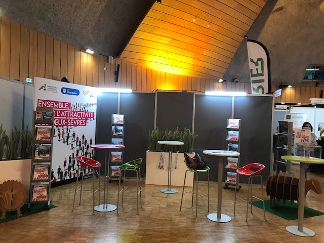 CCIDeuxSevres's tweet photo. 📆 RDV demain sur le stand de la @CCIDeuxSevres @CMA_79 @Chambagri79 au 4ème congrès des collectivités des Deux-Sèvres à #Niort #Noron organisé par l'association des maires des Deux-Sèvres #ADM79
🤝 Ensemble, pour l'attractivité des Deux-Sèvres ! https://t.co/i4hOac3FI8