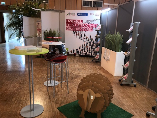 CCIDeuxSevres's tweet photo. 📆 RDV demain sur le stand de la @CCIDeuxSevres @CMA_79 @Chambagri79 au 4ème congrès des collectivités des Deux-Sèvres à #Niort #Noron organisé par l'association des maires des Deux-Sèvres #ADM79
🤝 Ensemble, pour l'attractivité des Deux-Sèvres ! https://t.co/i4hOac3FI8