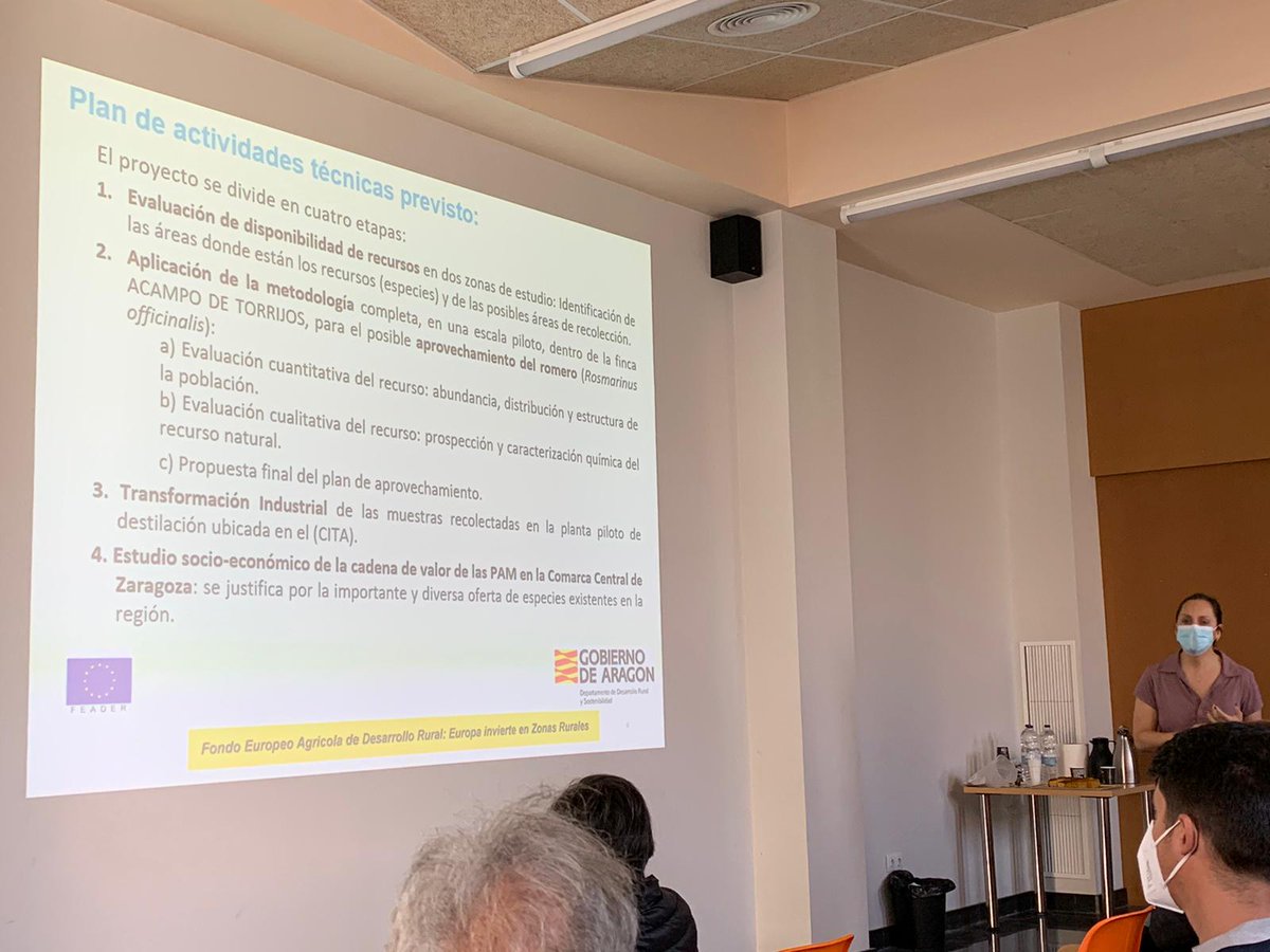 CITAAragon's tweet photo. Presentación del Grupo de Cooperación del proyecto #PDR #RecolectaPAM, coordinado por @JulyNavarroRo, investigadora del Departamento de Ciencia Vegetal del CITA, donde se ha mostrado el plan de actividades técnicas y se ha visitado la finca piloto de #aromáticas 
@GobAragon https://t.co/lLLwlq6NNb