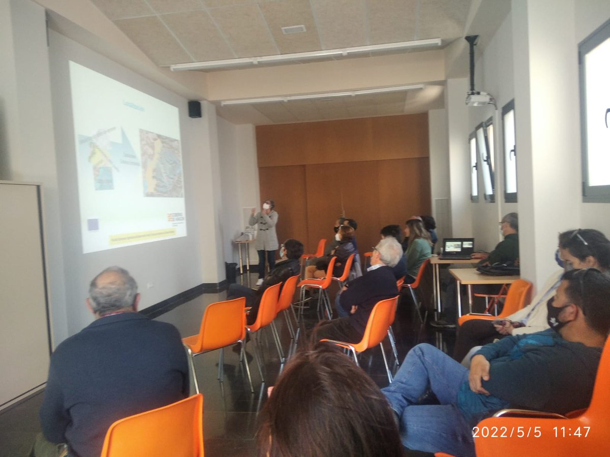 CITAAragon's tweet photo. Presentación del Grupo de Cooperación del proyecto #PDR #RecolectaPAM, coordinado por @JulyNavarroRo, investigadora del Departamento de Ciencia Vegetal del CITA, donde se ha mostrado el plan de actividades técnicas y se ha visitado la finca piloto de #aromáticas 
@GobAragon https://t.co/lLLwlq6NNb