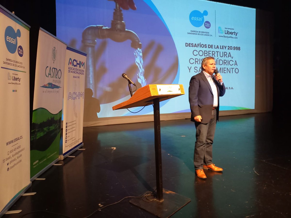 En el "Encuentro de Municipalidades de la provincia de #Chiloé", exponen <a href="/myalenacc/">Yalena Chávez</a> sobre los desafíos en la Implementación de la Ley 20.998 y Juan Carlos Pizarro, Jefe de unidad técnica APR de @Essal_Ayuda
#somosAChM