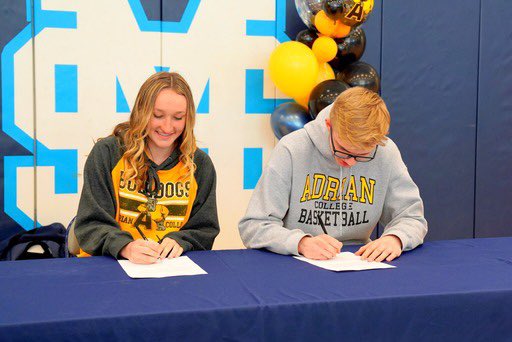 ethankrueger_'s tweet photo. Officially a Bulldog! 💛🖤 @AdrianCollege @AdrianMBB @tierman_j https://t.co/8L3j4tyFOv