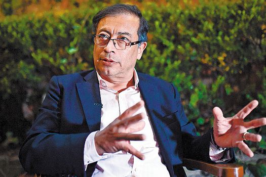 CCCIS_col's tweet photo. En medio de la disputa electoral, la amenaza contra el candidato presidencial Gustavo Petro no sólo lleva a rememorar los eventos en la historia política de Colombia en la que los políticos de oposición han sido sistemáticamente asesinados, (...) 🧵👇
#NoMatenAPetro https://t.co/p4TLjw91xw