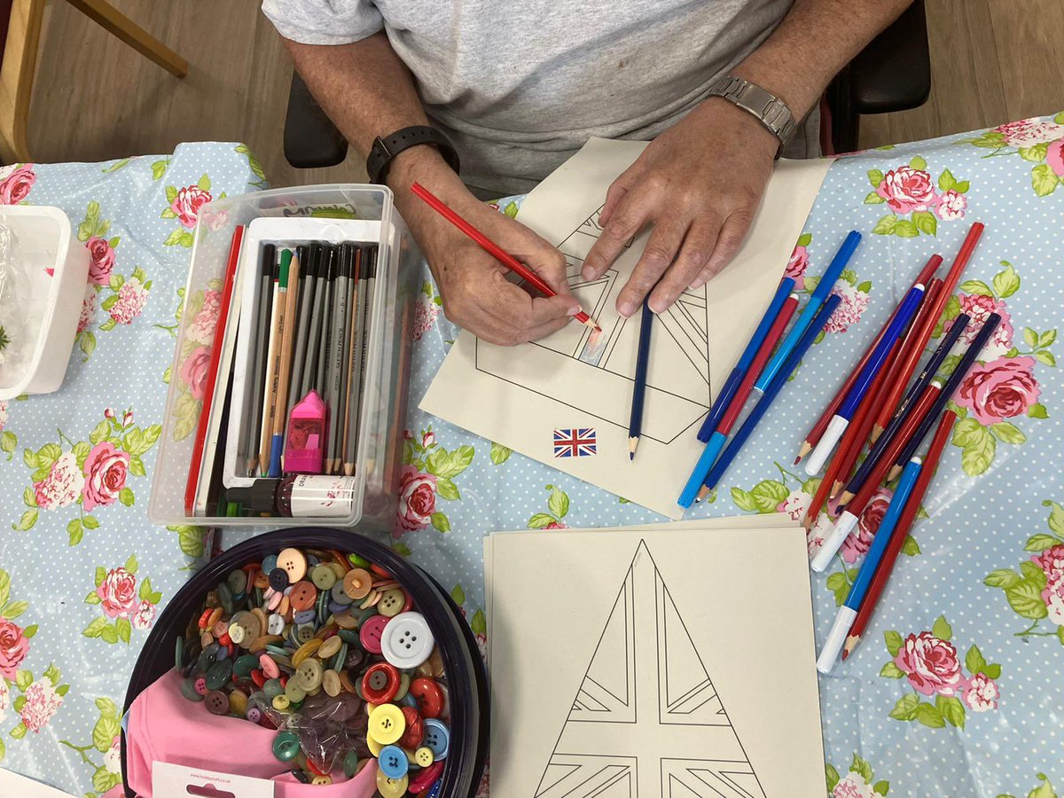Fab OTAs encouraging our patients to get creative on Beech today for the Queen’s Jubilee! Was a roaring success! 🎨🌸🌼👸🏼☺️😍 <a href="/DPT_NHS/">Devon Partnership NHS Trust</a> @DPT_ChiefExec <a href="/MyNameIsPadraig/">Padraig Doherty</a>