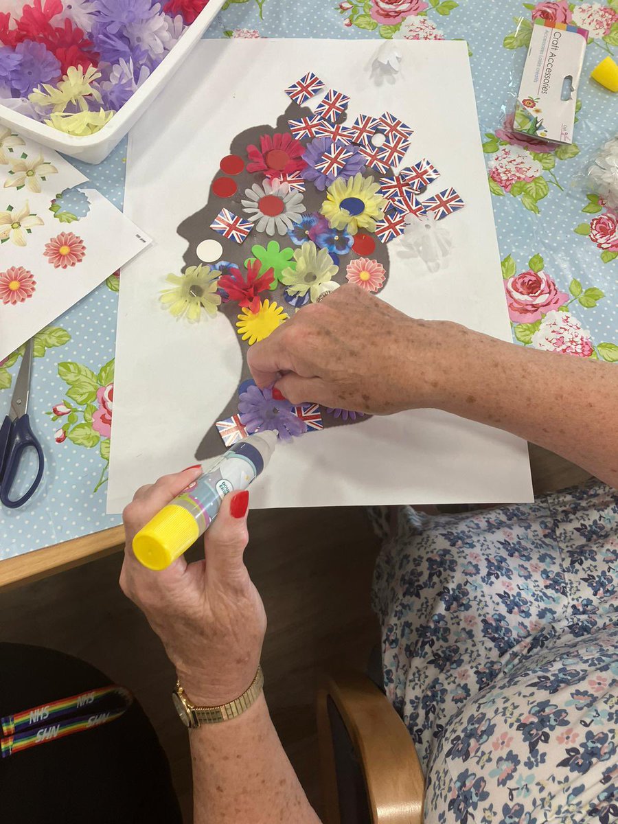 lewisjjp's tweet photo. Fab OTAs encouraging our patients to get creative on Beech today for the Queen’s Jubilee! Was a roaring success! 🎨🌸🌼👸🏼☺️😍 @DPT_NHS @DPT_ChiefExec @MyNameIsPadraig https://t.co/eQqdQWtD97