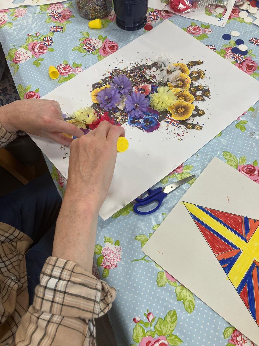 lewisjjp's tweet photo. Fab OTAs encouraging our patients to get creative on Beech today for the Queen’s Jubilee! Was a roaring success! 🎨🌸🌼👸🏼☺️😍 @DPT_NHS @DPT_ChiefExec @MyNameIsPadraig https://t.co/eQqdQWtD97