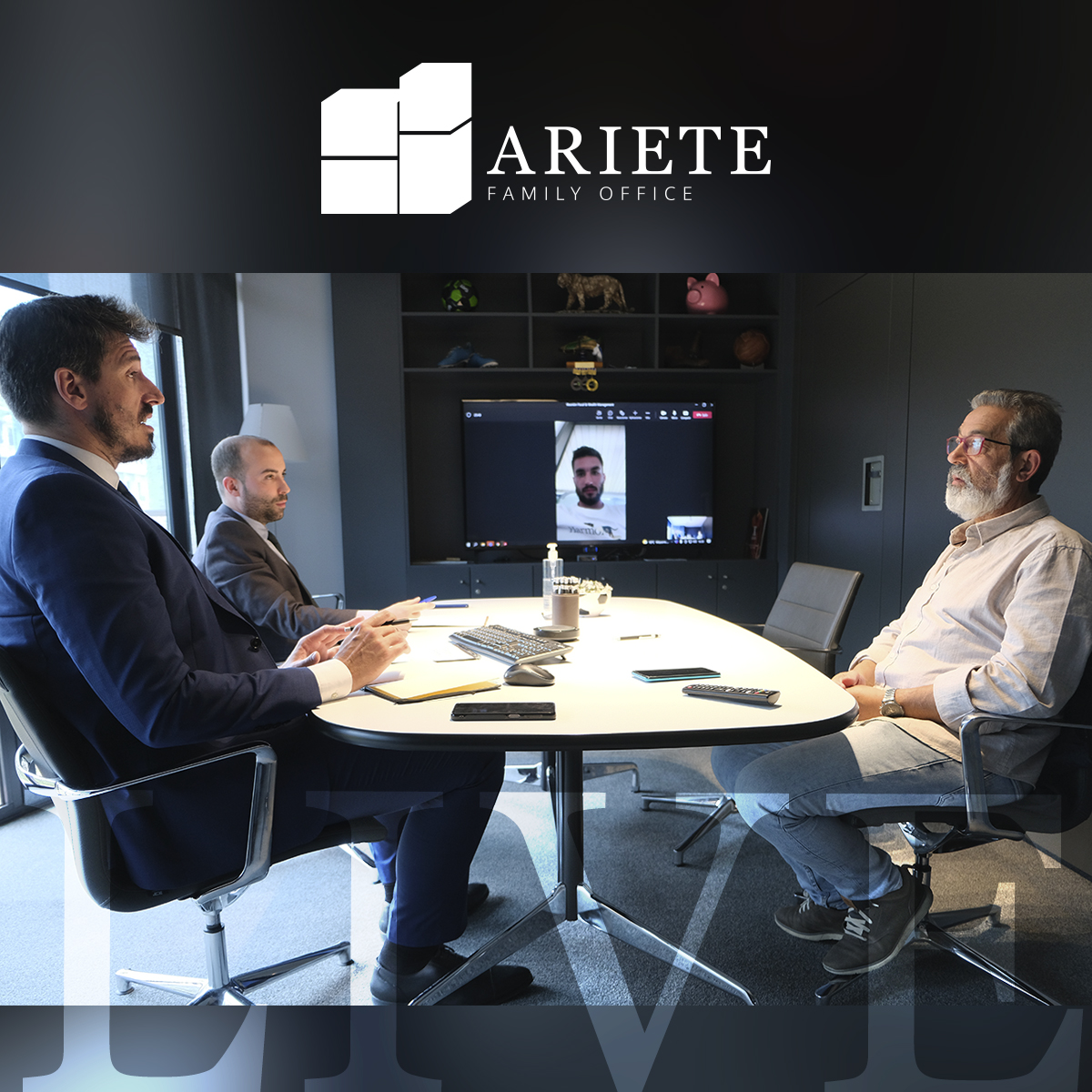 ARIETE I 📷 Reunión con nuestro cliente y jugador del Royale Union Saint Gilloise, Álex Millán. 

Trabajando junto al #futbolista para cuidar de su #patrimonio en el campo de la vida 👍. 

#ArieteLive #ArieteFO #ArieteFamilyOffice #ArieteLifeStyle #Capitalentuvida