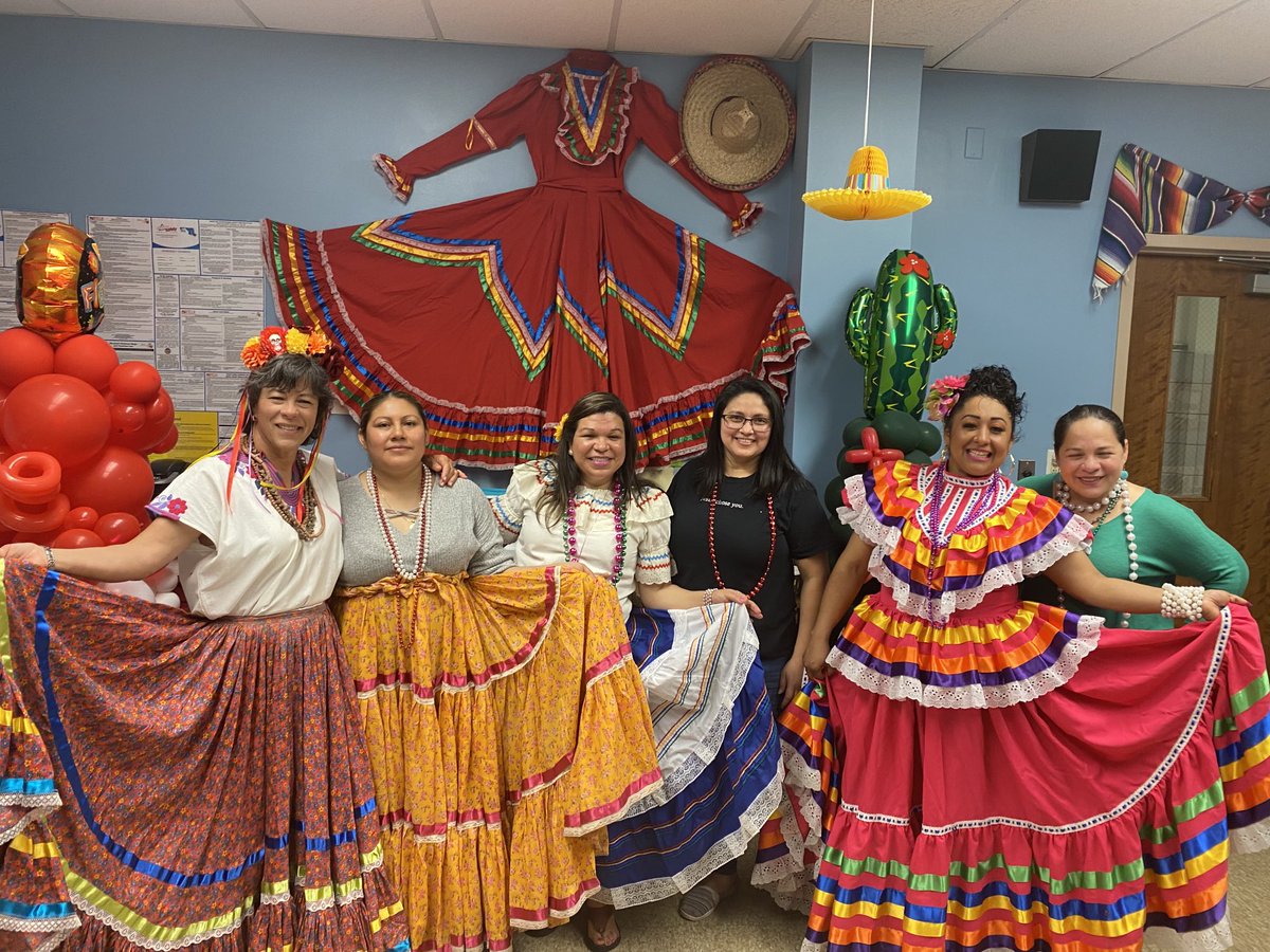 aacpsmccurdy's tweet photo. Bilingual Facilitator, Carolina Jacobo, and parents hosted a lunch for faculty &amp; staff at ⁦@WindsorFarmES⁩.  #teacherappreciationweek #cincodemayo #aacpsawesome https://t.co/e33iafrX07