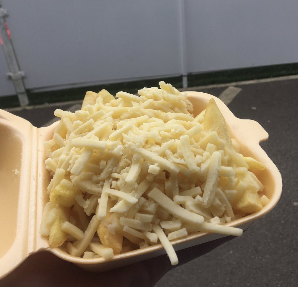 FootyScran's tweet photo. Cheesy chips at Billericay Town (@BTFC) 

💷 £3.50 https://t.co/CXGuTwlFrP