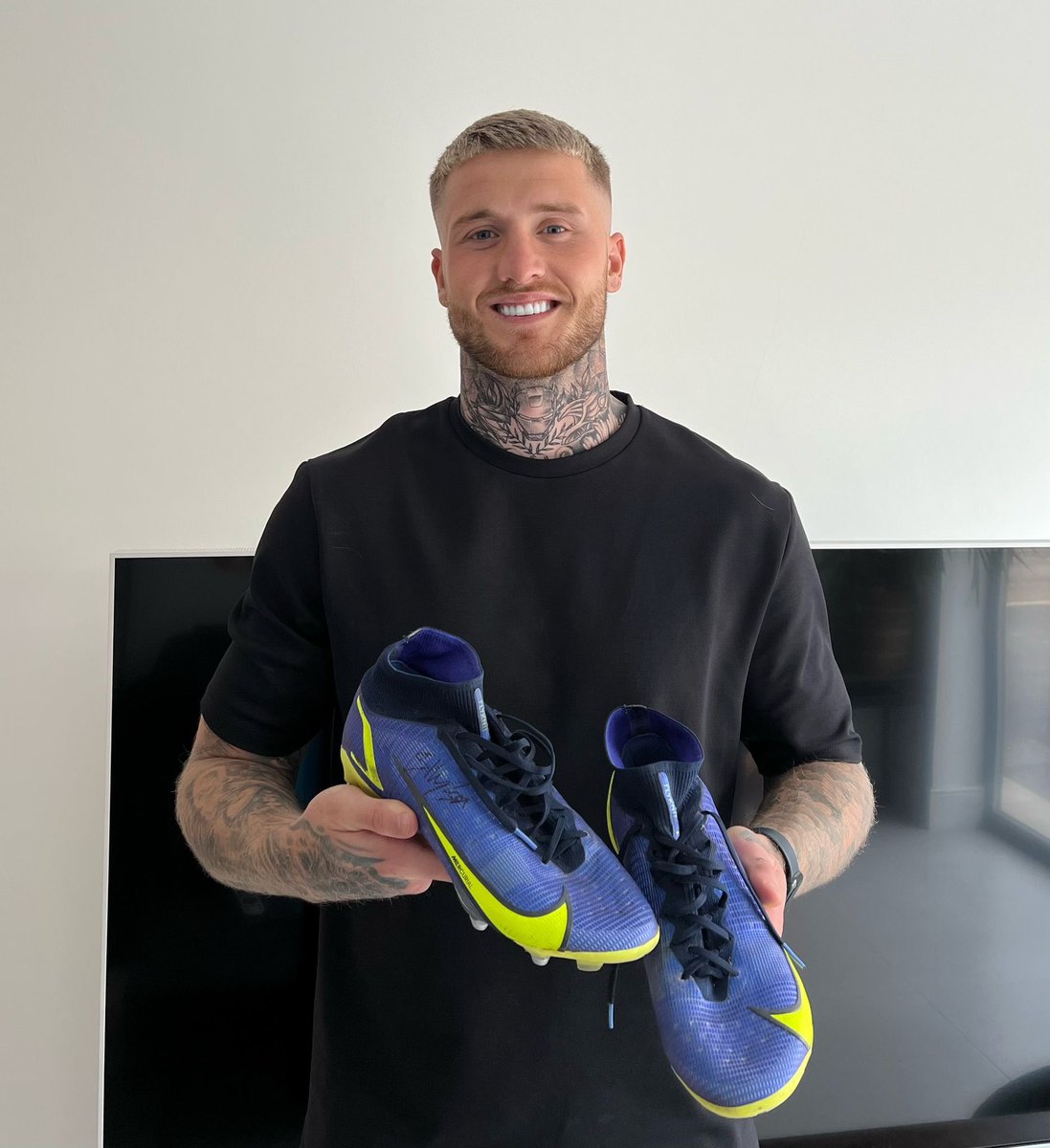 Smiggy's tweet photo. *SPOT THE BALL*

Wigan Athletic striker Stephen Humphrys has kindly donated me these signed boots to raffle off for my charity running challenge! 🏃‍♂️ 

If you would like a go on it, it’s £2 a team or £5 for 3! 

DM me if you want a go! ✉️ 

#tics #wafc @HumphrysStevie 🐫 https://t.co/aNclLeTuUF