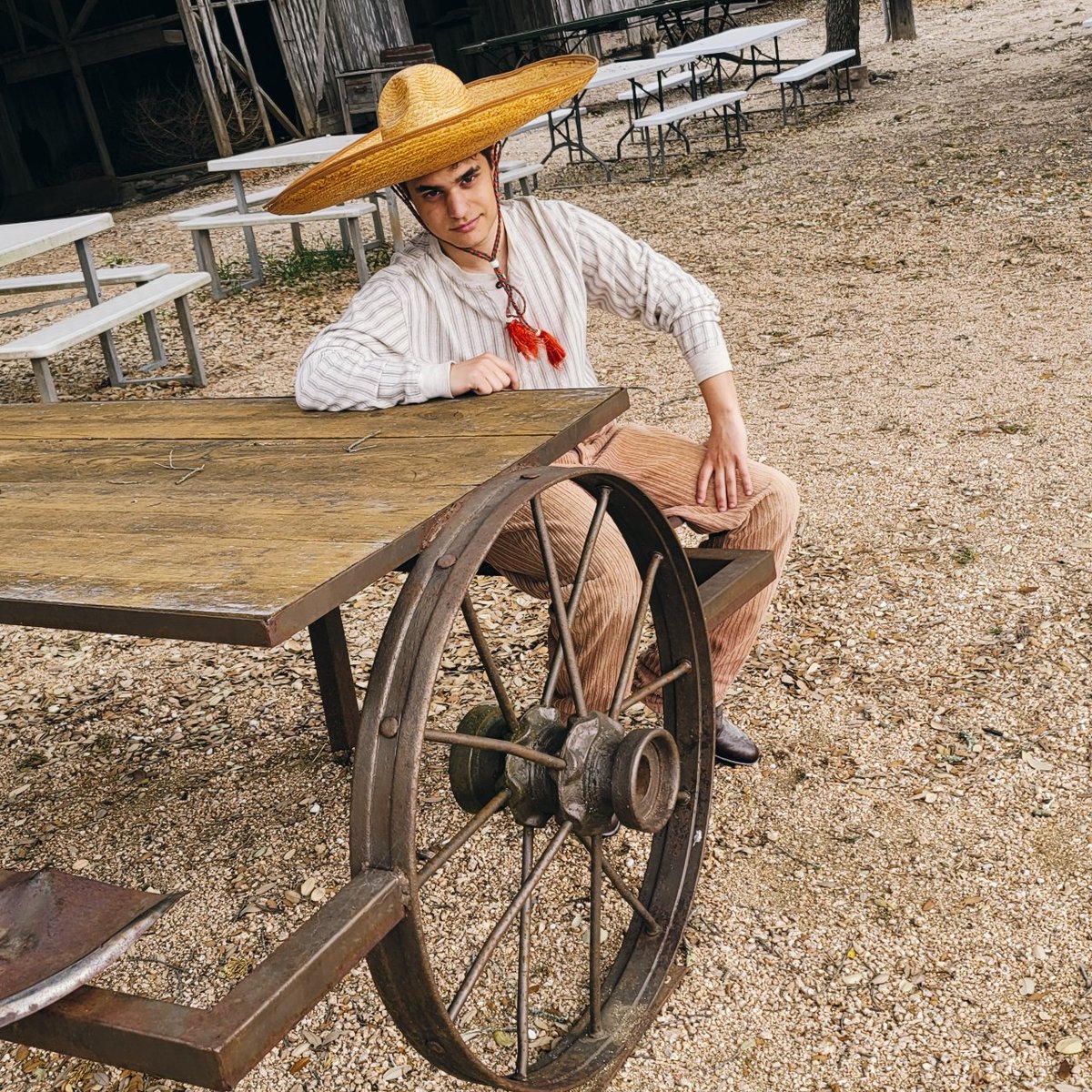 angelodylen's tweet photo. Me showing up at work on #CincodeMayo ... #ActorsProblems #HelloGelo https://t.co/oYcCXAmYDQ