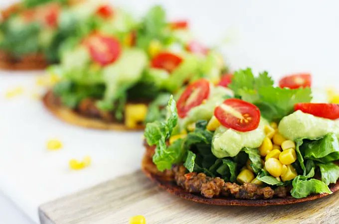 fitlivingeats's tweet photo. This vegan Mexican Pizza with Avocado Cream can be made from start to finish in under 30 minutes! It's perfect for a delicious dinner on Cinco de Mayo (today!!) or a Meatless Monday dinner. Get the details >> https://t.co/oeCEcsxonV https://t.co/jTNfbZiGVn