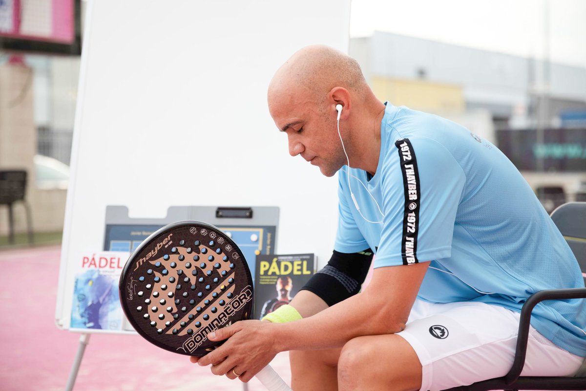 JHayber_Padel's tweet photo. ¡Momento de concentración! ¿Qué "ritual" o manía tienes antes de un partido? 

#JhayberTEAM 

📸 @remohi_r https://t.co/kTXPuIZ3vU