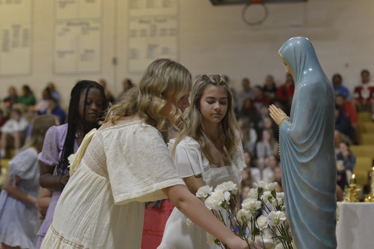 BCHS_Media's tweet photo. Sophomore girls honored Mary at May Crowning💐
📸: Kaitlyn Stehlik and Alex Gantz https://t.co/GCDbSs7pPL