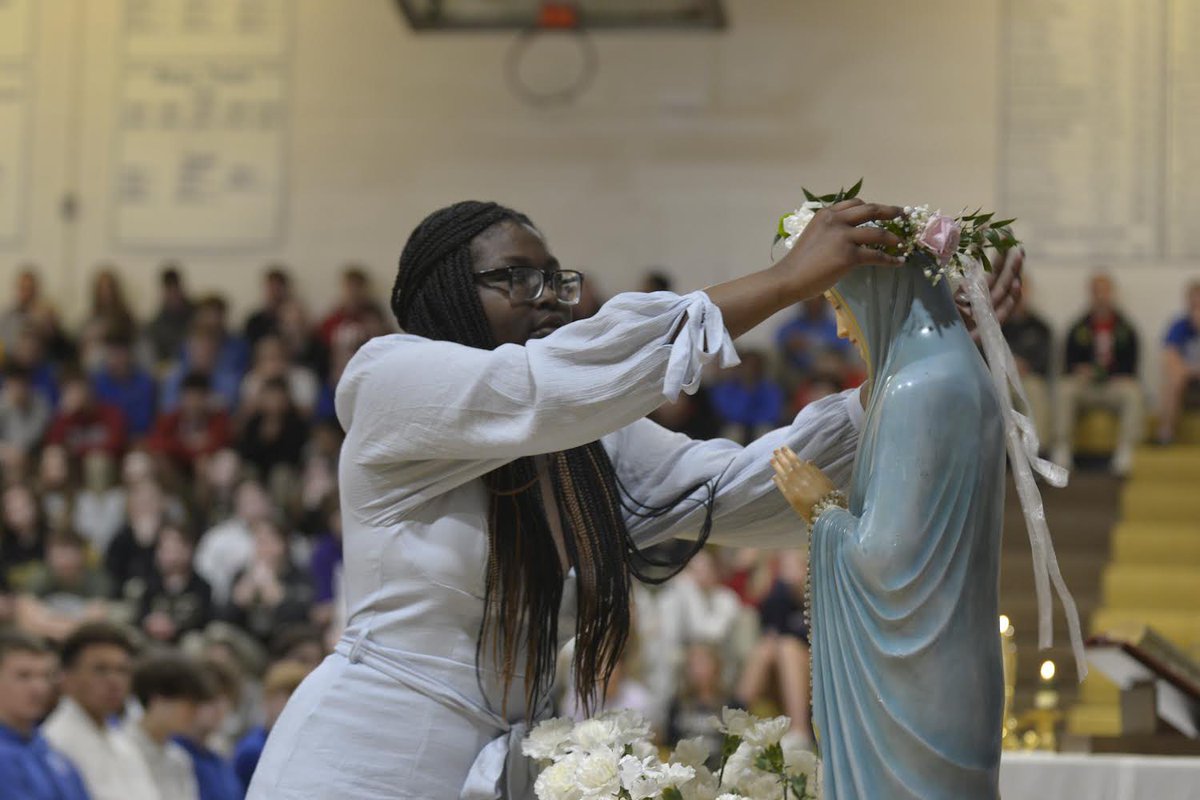 Sophomore girls honored Mary at May Crowning💐
📸: Kaitlyn Stehlik and Alex Gantz