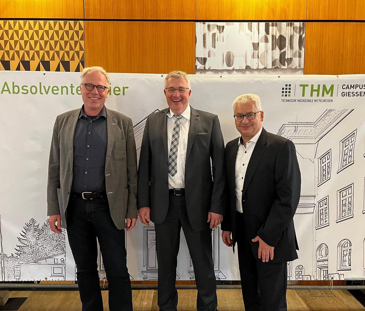 ingkhessen's tweet photo. Heute war die #IngKH zu Gast bei der #Absolventenfeier der @THMittelhessen: Unser Präsident Ingolf Kluge (Mitte) strahlt ebenso sehr wie unser Vorstandsmitglied Prof. Dr. Joaquín Díaz (auch #THM-Hochschullehrer, rechts) und THM-Vizepräsident Prof. Dirk Metzger (links). https://t.co/EHcZl2AzVO