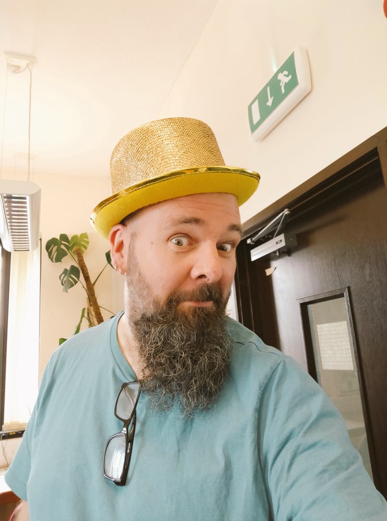 concreted0g's tweet photo. It's been a trying day. A group cancelled due to Covid. Some stressy emails. In amongst it though, I visited an office which randomly had a fancy dress box. #StrongLook https://t.co/uH3u5PWWzz