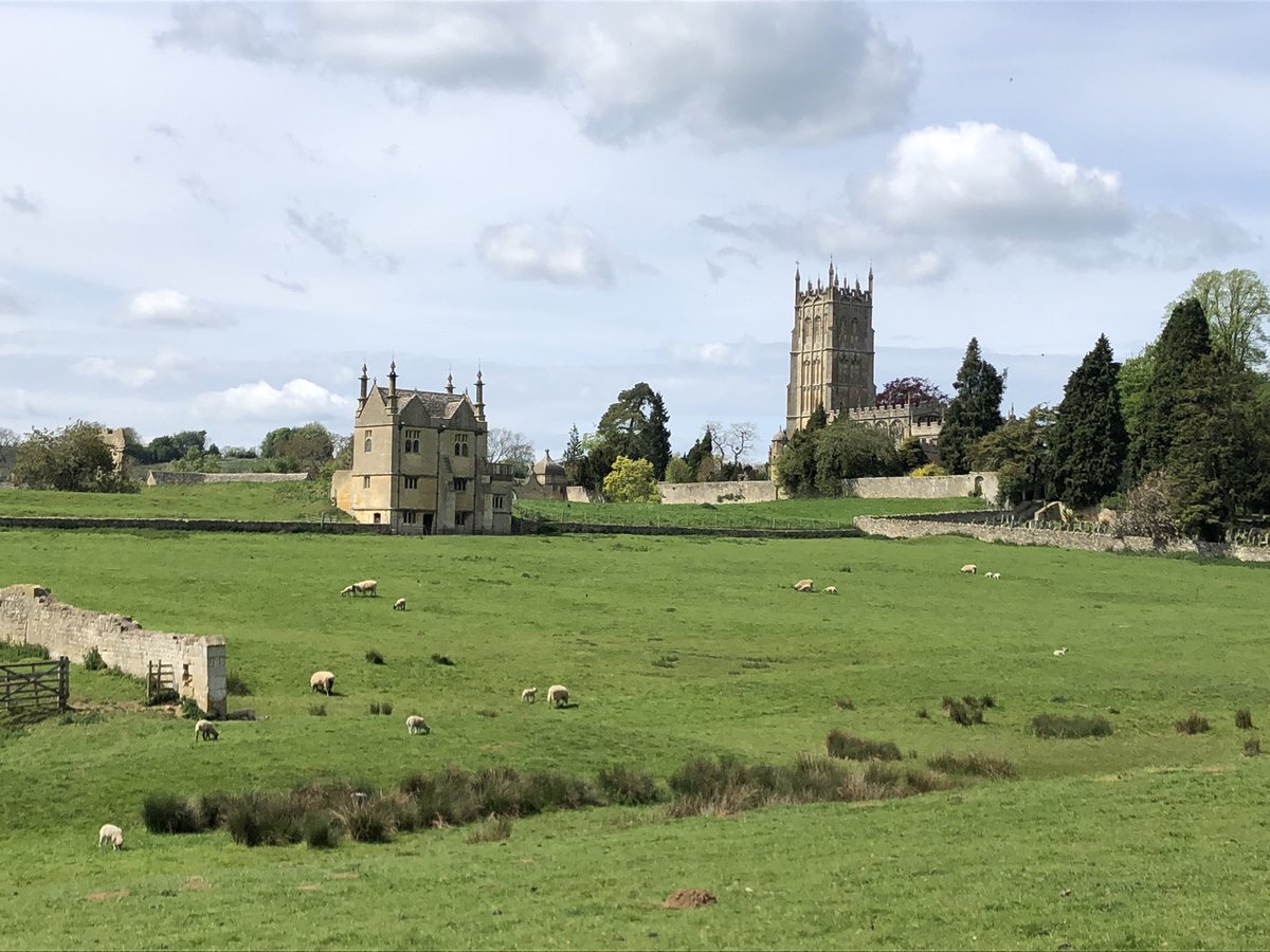 AnnaLandmark's tweet photo. The little Jacobean banqueting houses are almost all that remains of #Campden House, torched by royalists in 1645. Nowhere better to stay, via @LandmarkTrust; no better place to talk about #Restlessrepublic, @campdenlitfest & no better act to follow than @DrJaninaRamirez! https://t.co/9v2rmSDXPv