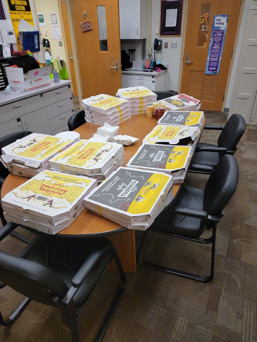 mpschemenauer's tweet photo. Thank you @ToppersPizza  for #ThankATeacherDay #thankateacher !  We here @OaklawnSchool Love the kindness!! Yum! https://t.co/JvCtan26fZ