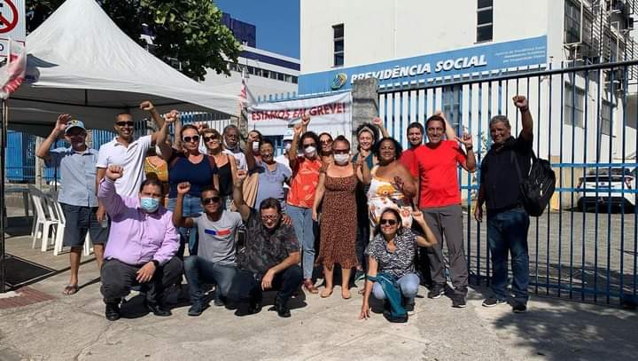 EsCsp's tweet photo. #conlutases | Greve no INSS segue firme!

Nessa quarta, 04, trabalhadoras/és do INSS realizaram mais um ato em defesa da reposição salarial e por melhores condições de trabalho e de atendimento para a população.

+: https://t.co/TYHzfgBylO. 

Fotos: Sindprev-ES e Fenasp. https://t.co/AfBN7yQy3U