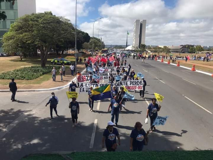 EsCsp's tweet photo. #conlutases | Greve no INSS segue firme!

Nessa quarta, 04, trabalhadoras/és do INSS realizaram mais um ato em defesa da reposição salarial e por melhores condições de trabalho e de atendimento para a população.

+: https://t.co/TYHzfgBylO. 

Fotos: Sindprev-ES e Fenasp. https://t.co/AfBN7yQy3U