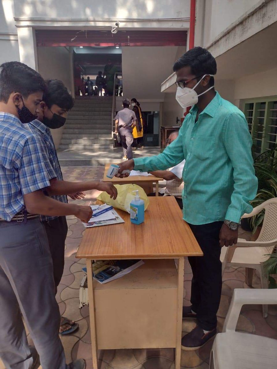 yfs_official's tweet photo. YFS's division, Doctors for Seva undertook health screening during SSLC Examinations. 14,950 students were screened across 65 centres in Bengaluru, with help of 180 volunteers.
Across 223 centres in Karnataka, 61,700 masks were distributed.
Volunteers were felicitated recently https://t.co/3jKtBgsVF7