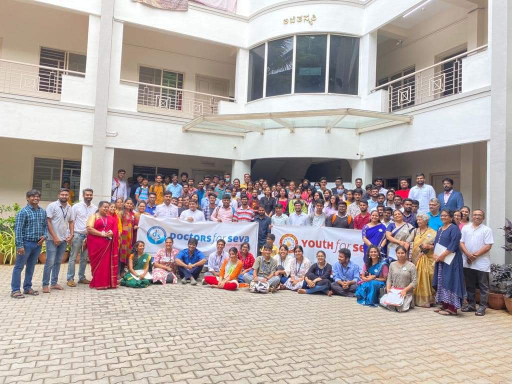 yfs_official's tweet photo. YFS's division, Doctors for Seva undertook health screening during SSLC Examinations. 14,950 students were screened across 65 centres in Bengaluru, with help of 180 volunteers.
Across 223 centres in Karnataka, 61,700 masks were distributed.
Volunteers were felicitated recently https://t.co/3jKtBgsVF7