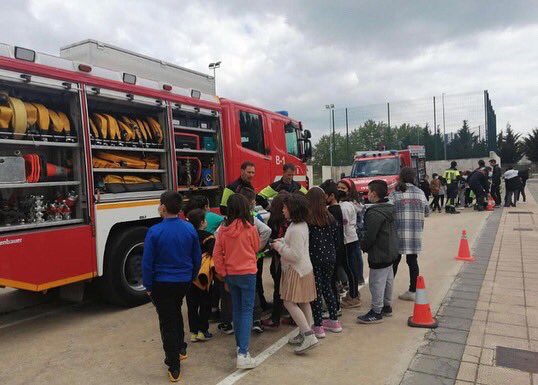 Hoy hemos tenido una vista especial, el equipo de bomberos ha acudido a explicar a los alumnos y alumnas de 4° cómo actuar en caso de incendio y cómo son los distintos camiones. Ademas, nos han explicado  lo importante que es el trabajo en equipo para salvar vidas.