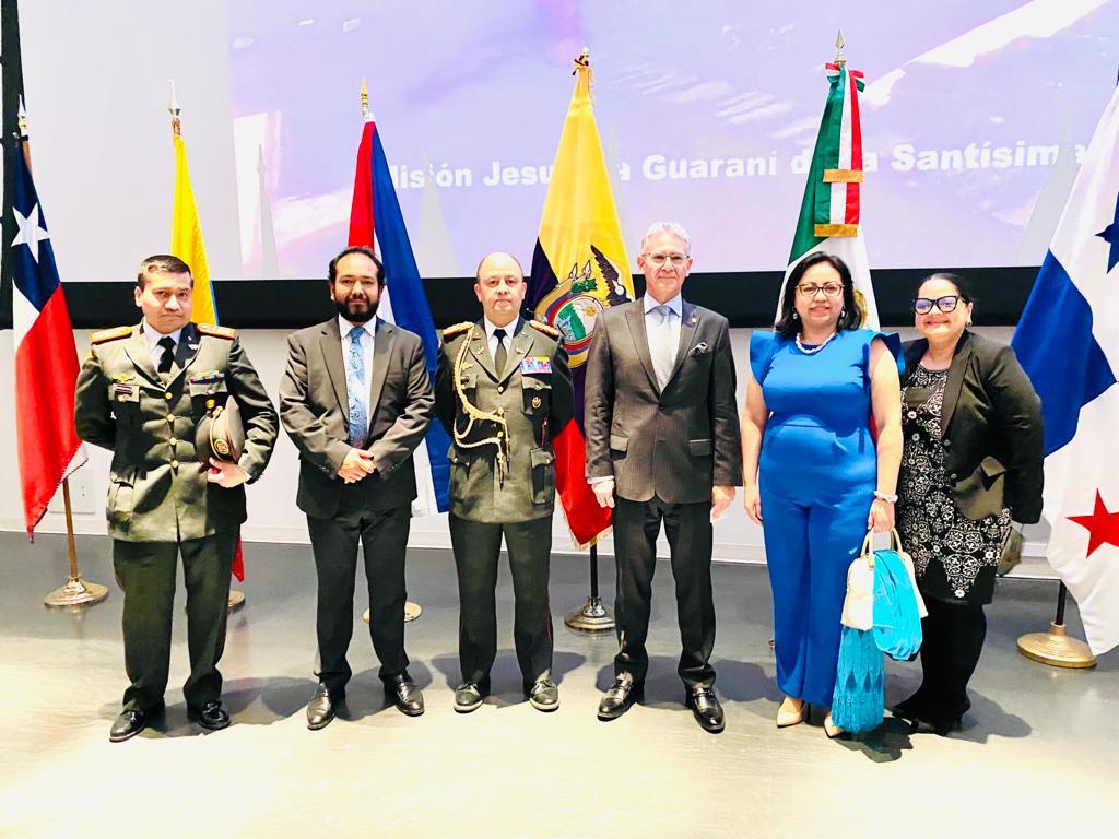 EmbajadaEcuCAN's tweet photo. 1/3. La Embajada del Ecuador en Canadá participó en la Gala de conmemoración del 25 aniversario del Latin American Film Festival 2022.
@CancilleriaEc    @Canadian_Film     #LAFF22    @OttawaArtG https://t.co/XwNchlOuyp