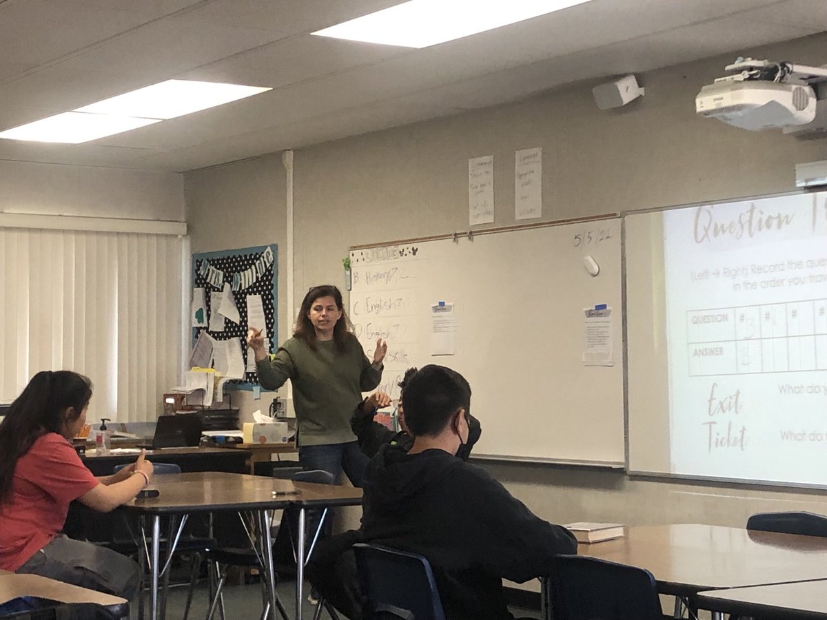 Yr 2 T Mrs Wilde explaining to Ss how to follow a “Question Trail” - Ss move about the room through stations focusing on main idea and inferences 📖📚✏️⭐️ ⁦<a href="/SimiValleyUSD/">Simi Valley Schools</a>⁩ ⁦<a href="/sinaloasabers/">Sinaloa Middle School</a>⁩